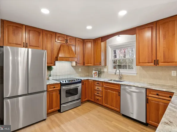 3146 Cantrell Ln, Fairfax, VA 22031