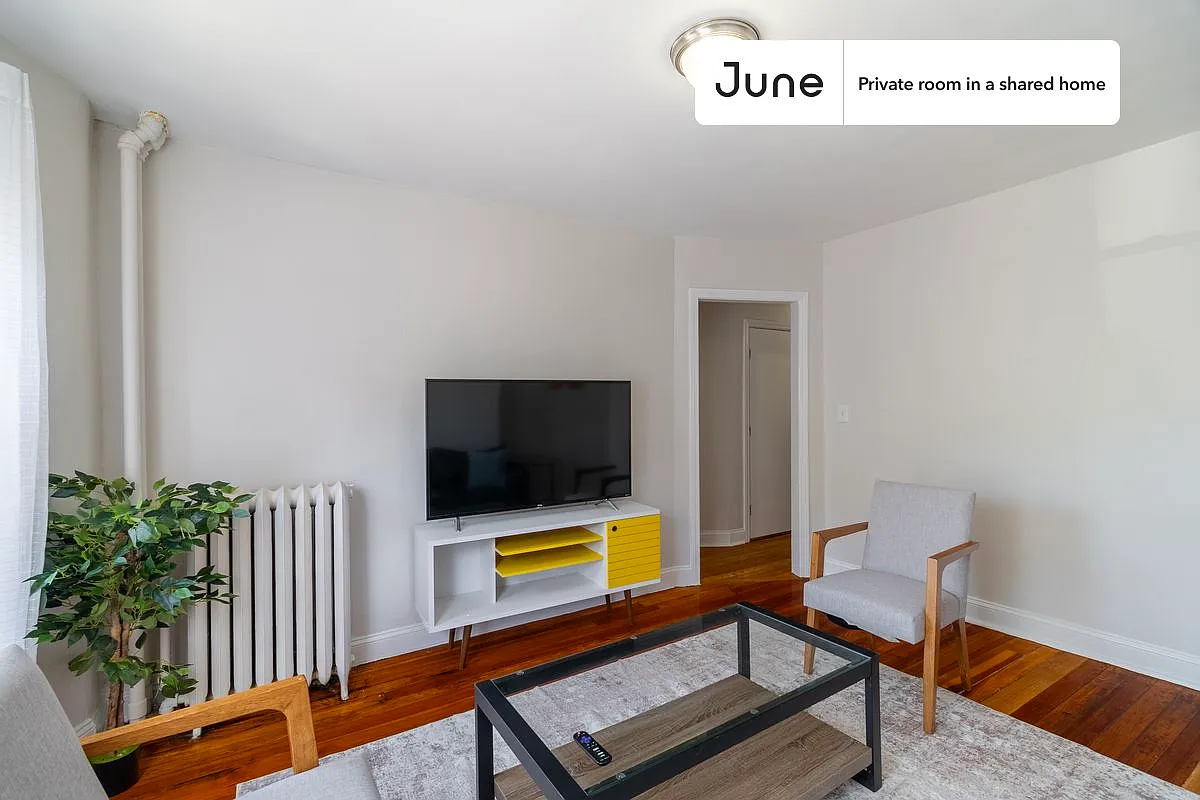 Queen bedroom in 4 bed/1 bath home in Roxbury #1875 B — Photo 4
