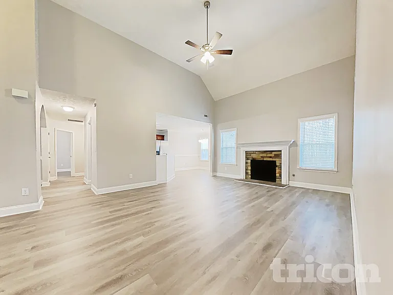 110 Brooks Cir — Photo 2