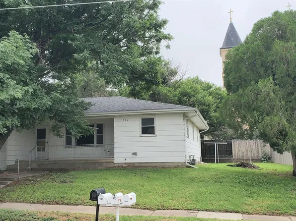 904 Cedar St, Victoria, KS 67671