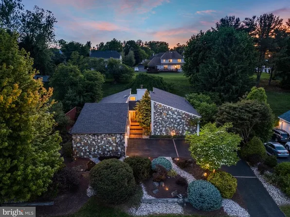93 Meer Dr, Feasterville Trevose, PA 19053