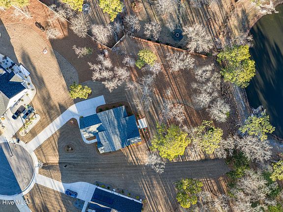 5th image of 233 Hampton Court