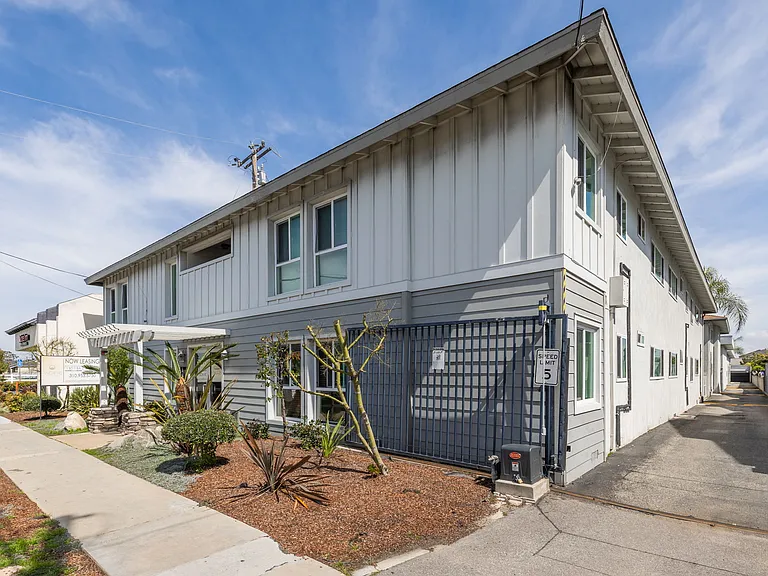 17405 Van Ness — Photo 54