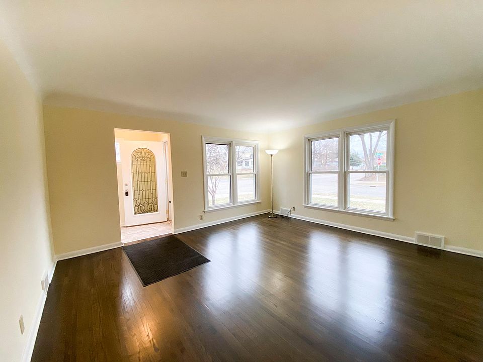 Living room/front entry