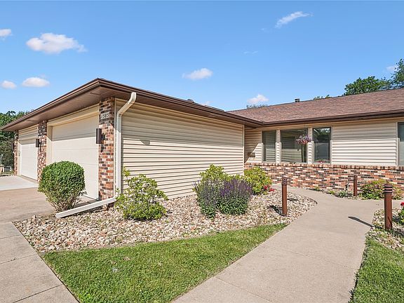 3rd image of 1585 Matterhorn Dr NE