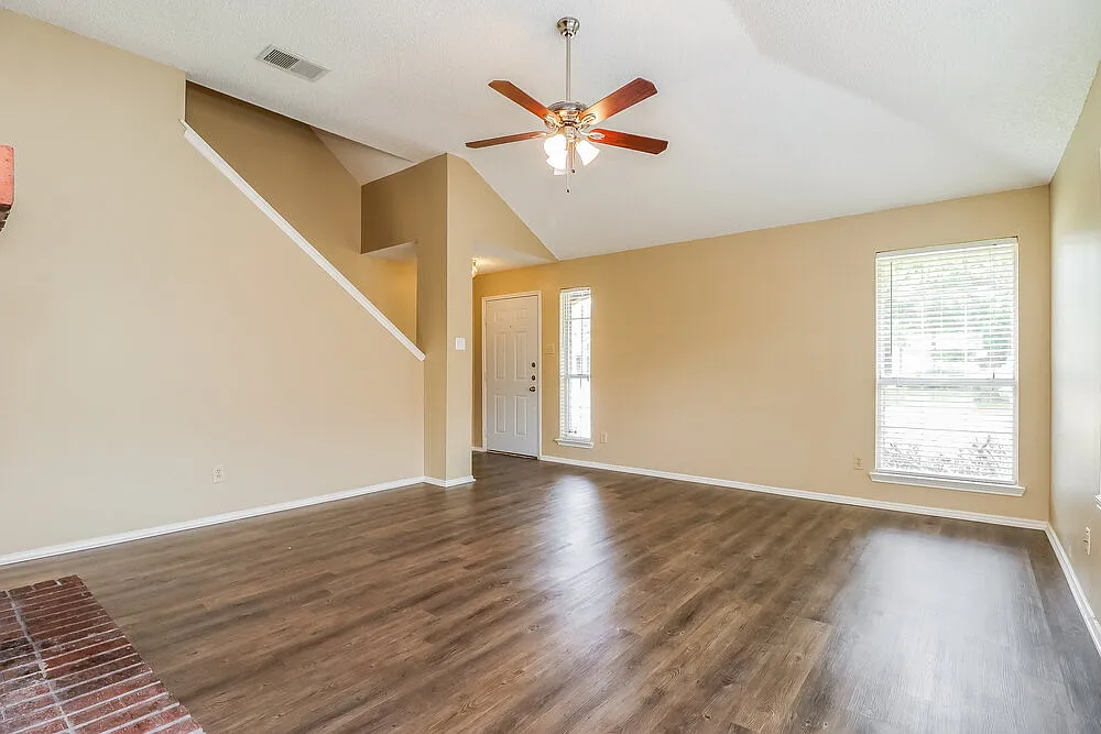 3 bed, 2.5 bath, 1725 sqft, $2,370 — Photo 2