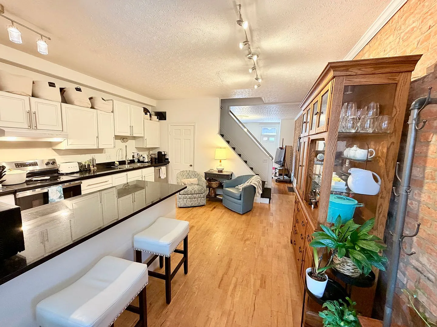 2 bedroom brick townhouse — Photo 3