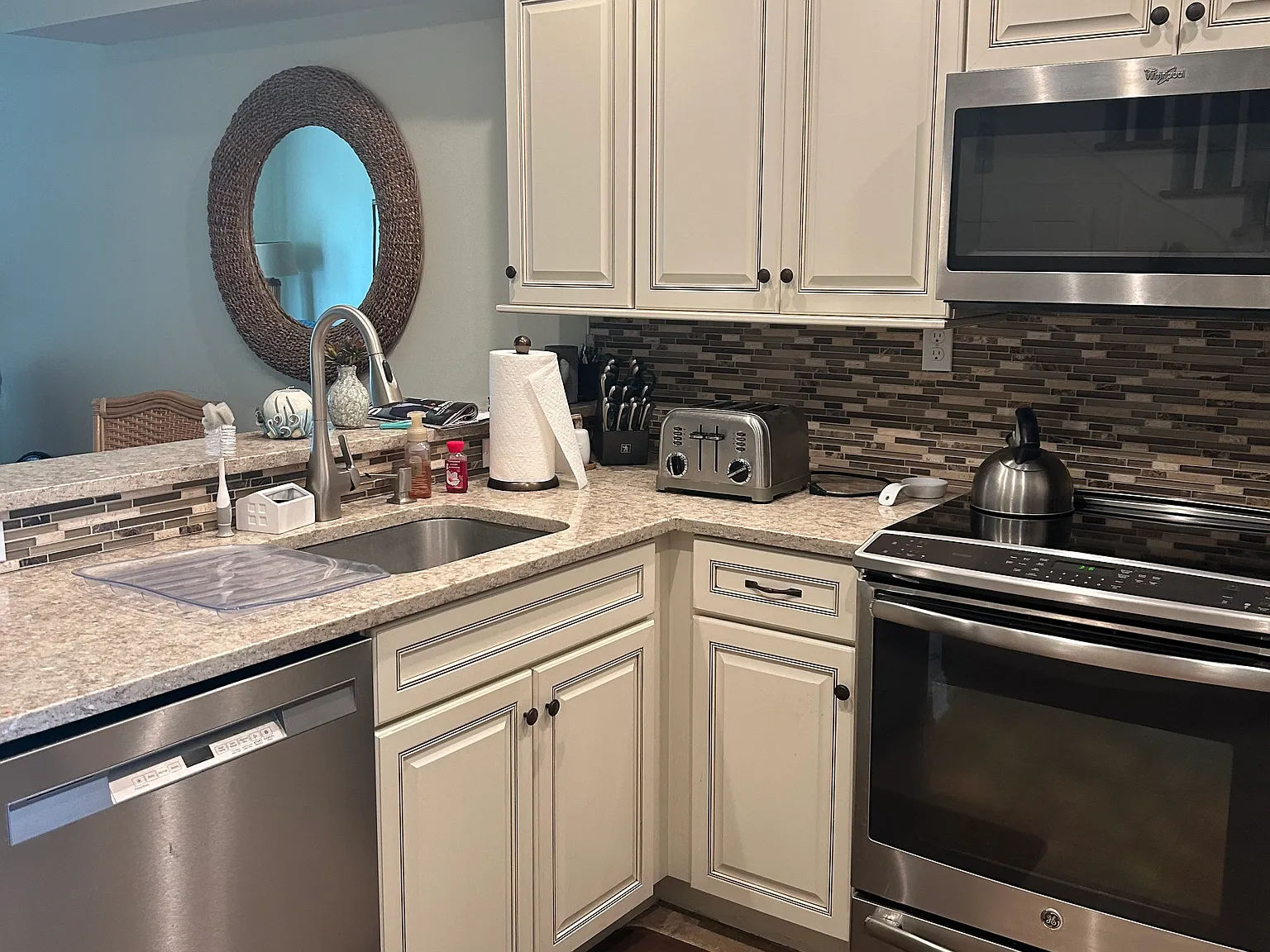 2 bed, 1045 sqft, $2,200 — Photo 3