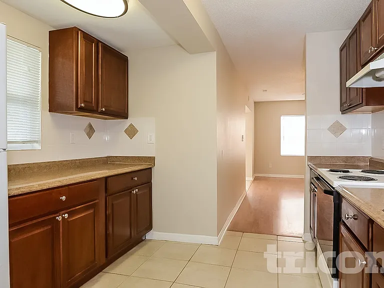 10014 N Oklawaha Ave — Photo 6