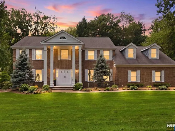700 Oak Ln, Franklin Lakes, NJ 07417