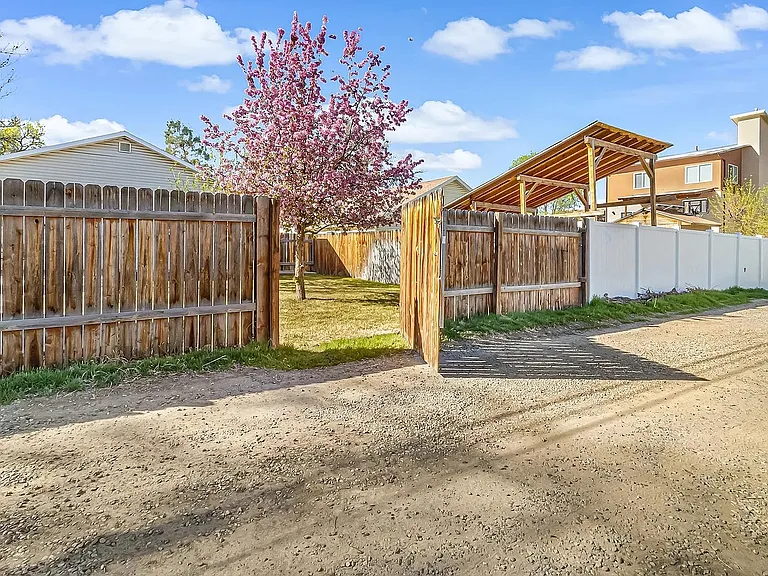 1420 Pinyon Ave — Photo 24