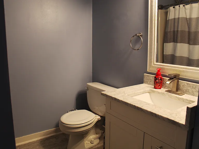 Upstairs hall full bathroom
