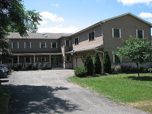 1st image of 136 W Hawthorne Ln