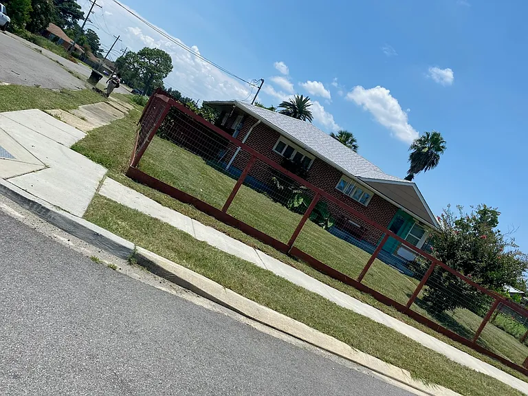 E Laverne St — Photo 20