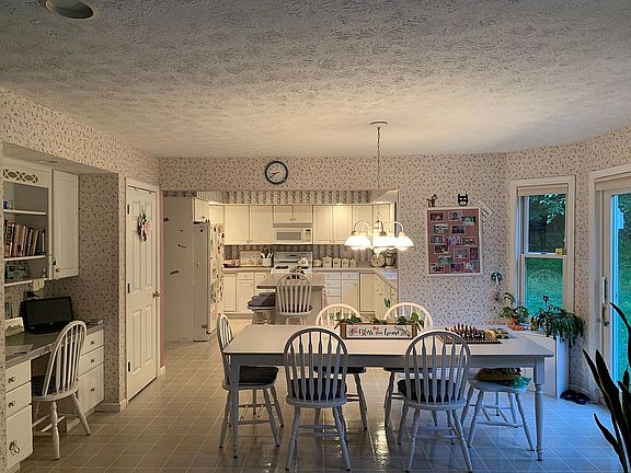 Open Kitchen + Eat-in Area