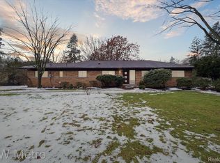 2025 Bretton Dr S, Rochester Hills, MI 48309