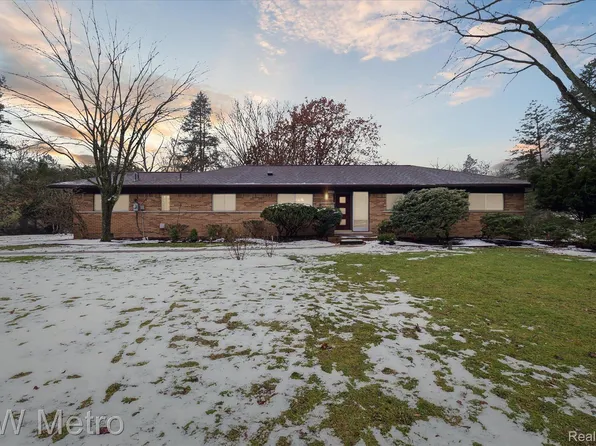 2025 Bretton Dr S, Rochester Hills, MI 48309