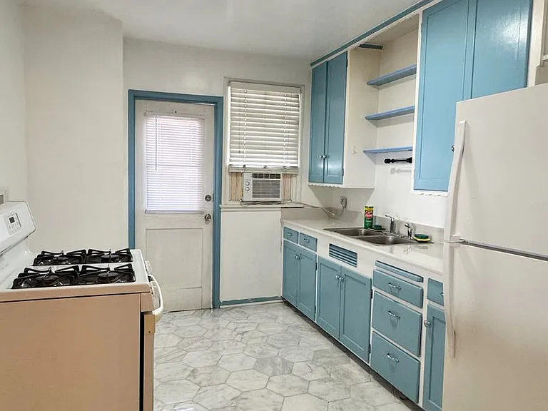 2444 Pacific Ave — Photo 2