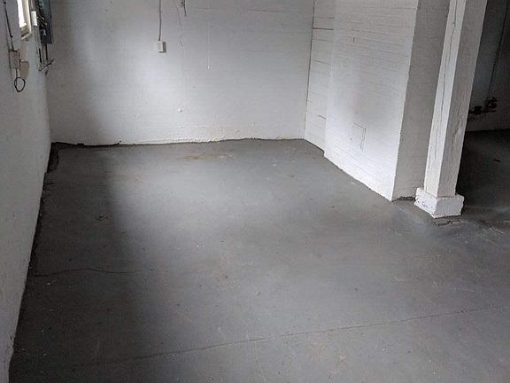3rd image of 3968 Glencross Ave