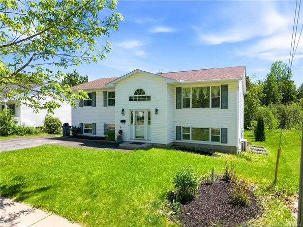 30 Leisure Ave, Fredericton, NB E3B 9K8