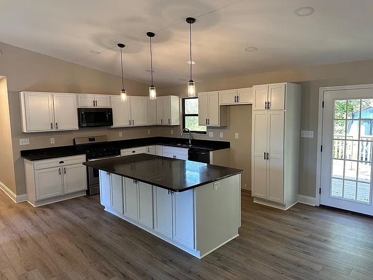 2424 Southview Dr — Photo 2