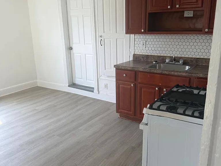 219 E Mulberry St — Photo 7