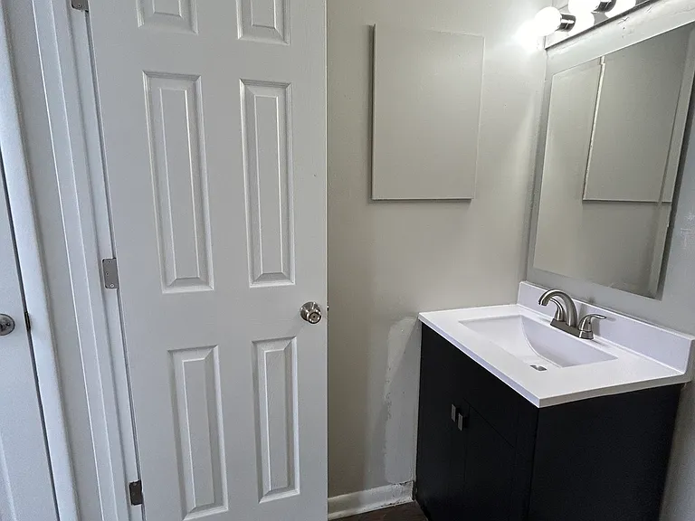 1 bed 1 bath - Full bath - In School House