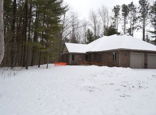 1813 Coach Ln, Suamico, WI 54173