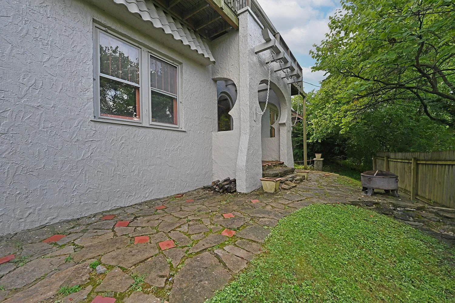 6 bed, 2.5 bath, 2226 sqft, $4,200 — Photo 2