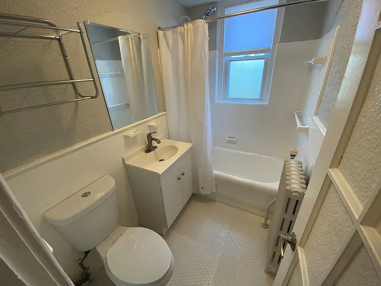 100 Howe Street — Photo 55