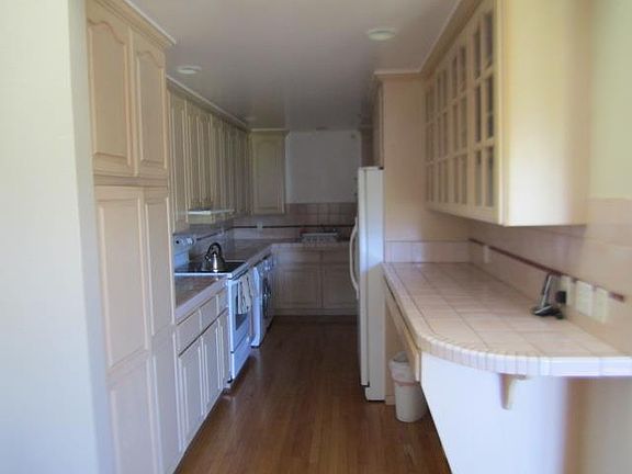 5th image of 303 Philip Dr APT 304