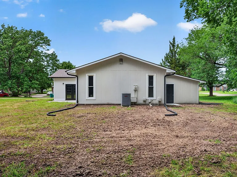2111 Timber Creek Dr — Photo 35
