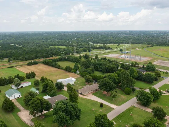 2401 Big Cedar Ave, Edmond, OK 73012
