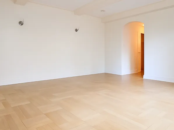 95 Christopher Street image 4 of 9