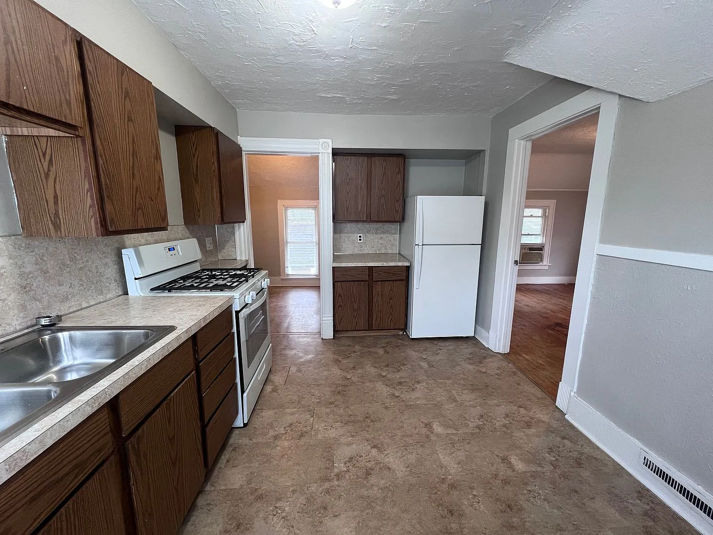 01881 - Fremont 1140 — Photo 2