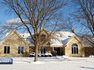 7N831 Cloverfield Cir, St Charles, IL 60175
