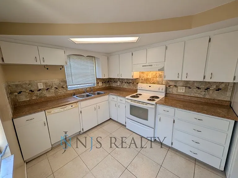 3530 Oxford Dr — Photo 4