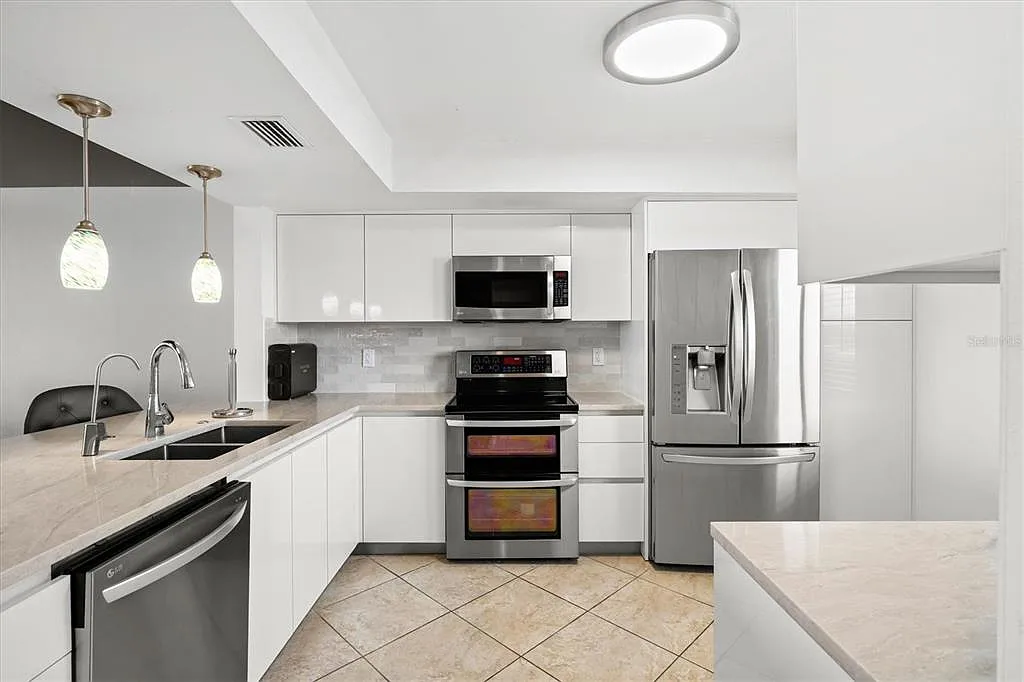 3 bed, 3.0 bath, 1988 sqft, $3,000 — Photo 3