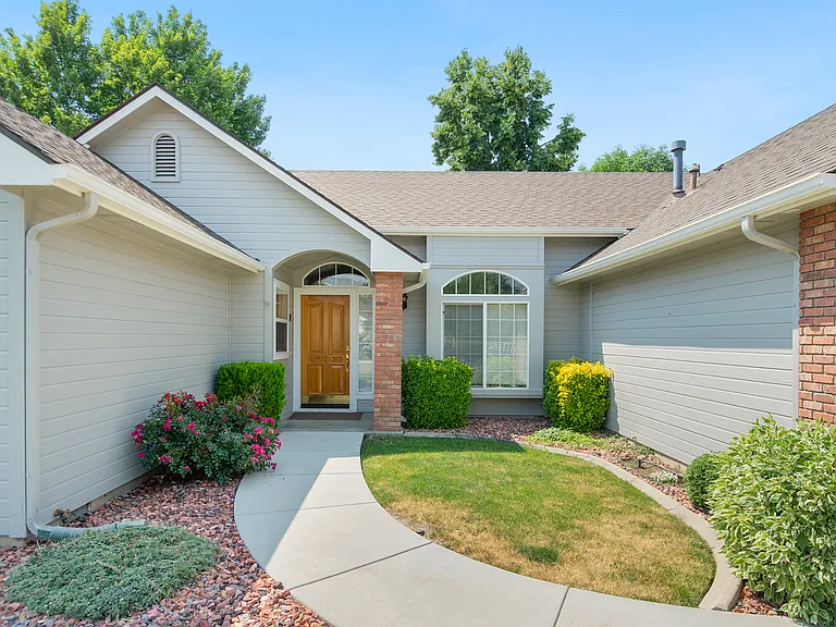 2319 E Gleneagle Dr — Photo 2