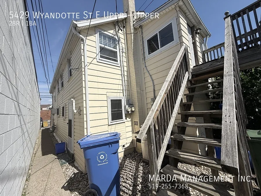 Charming 2 Bed/1bath Upper Unit + Hydro & Gas — Photo 2