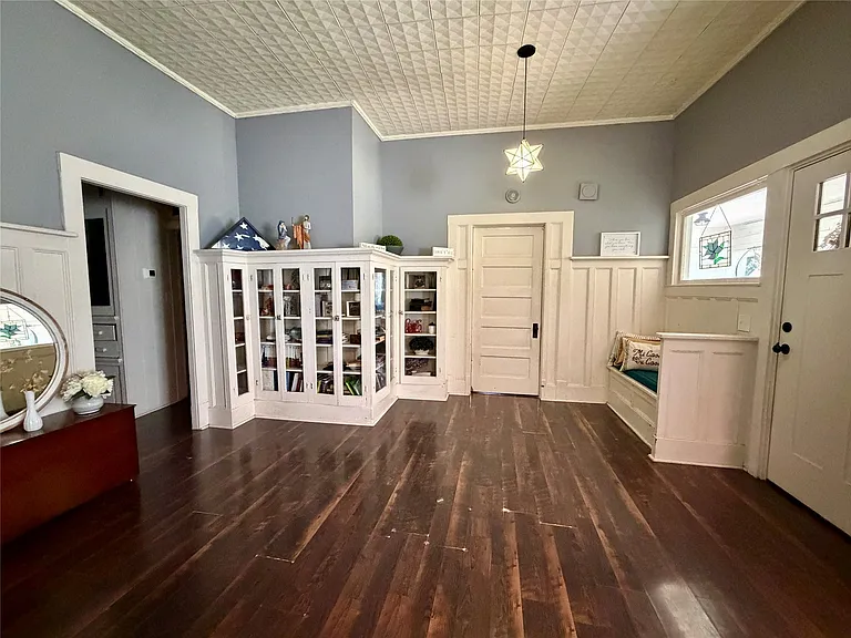 301 Forrest Ave — Photo 4
