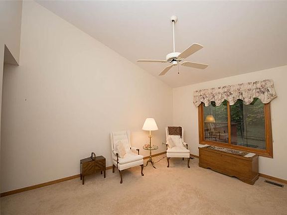 3rd image of 968 Rosewood Ct