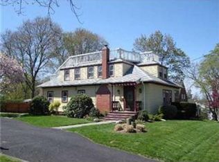 30 Beach Rd, Bristol, RI 02809