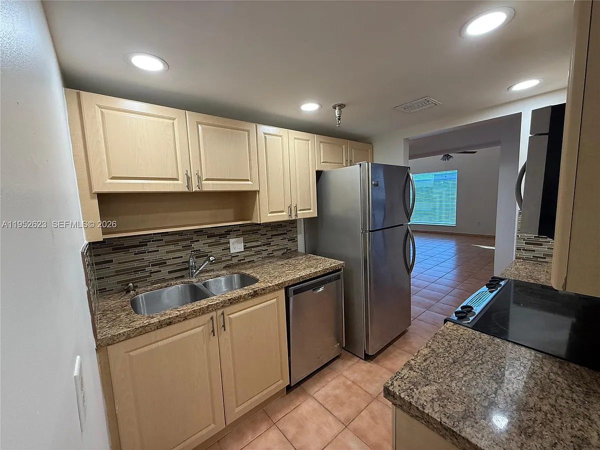 Building Photo - 10641 SW 108th Ave #3I