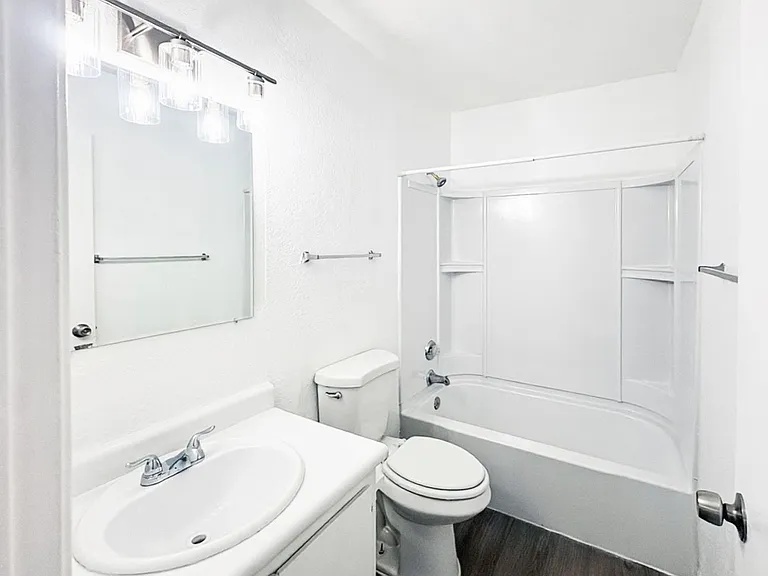 13020 N 21st Pl — Photo 3