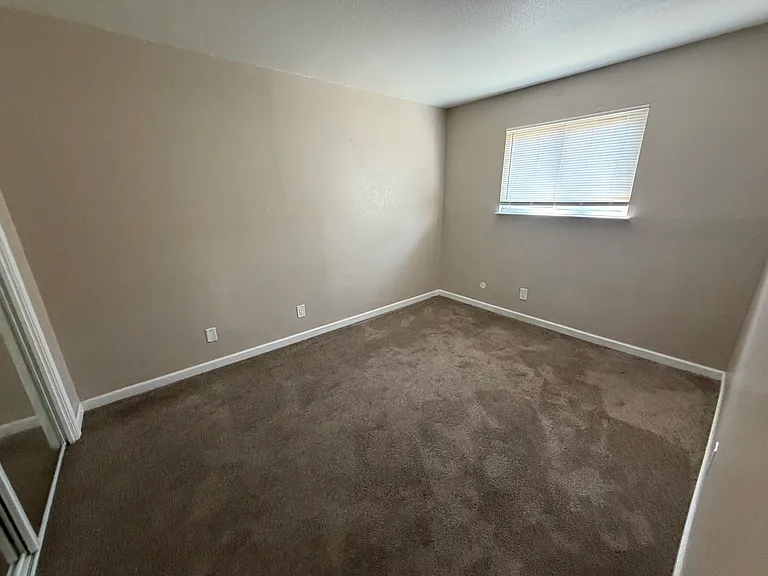 405 E Locust St #6 — Photo 6