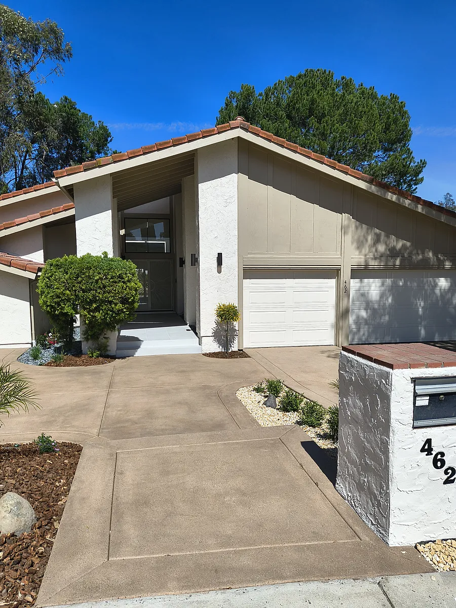 Building Photo - 462 Avenida Adobe
