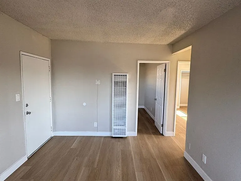 517 W 84th St — Photo 37