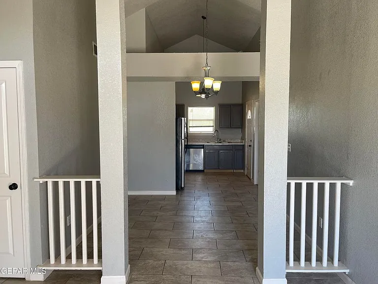 656 Orchid Dr — Photo 3
