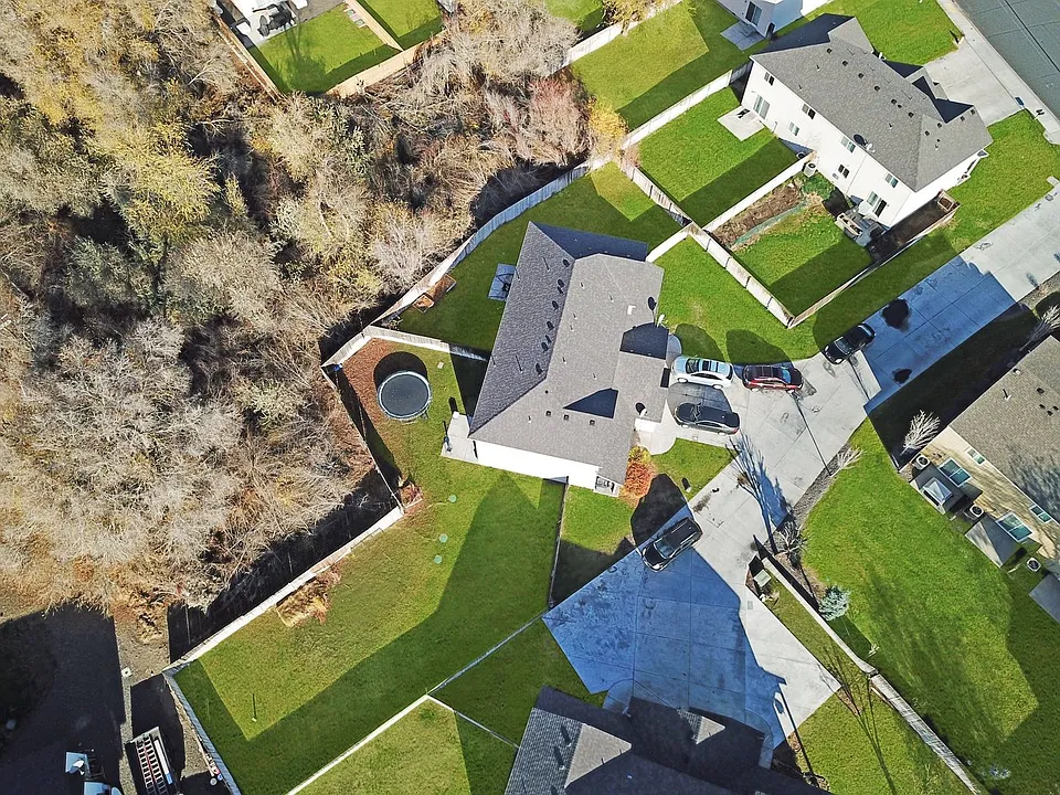 460 Laguna Dr